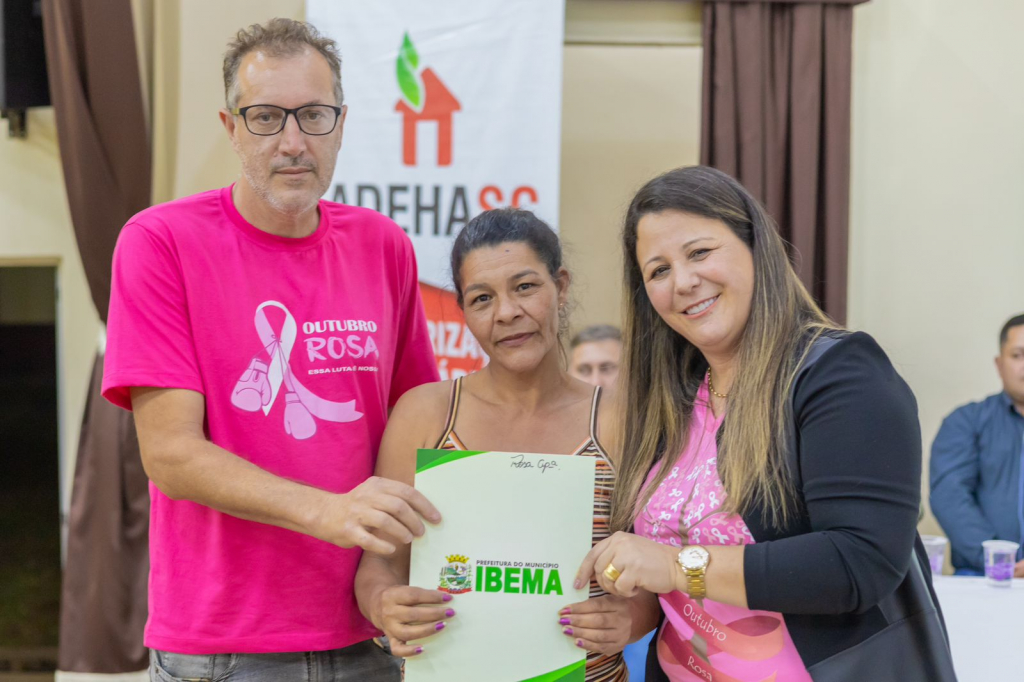 A prefeitura de Ibema realizou a entrega das matrículas aos moradores do núcleo urbano municipal do bairro Fátima